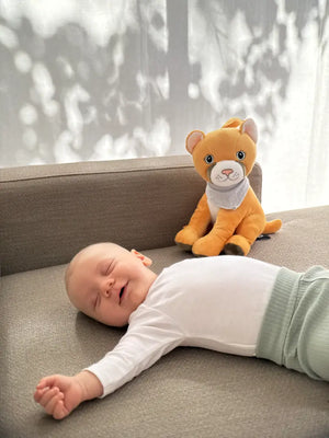 Lenabo Kuscheltier Lenabie Tali (Puma) begleitet ein schlafendes Baby als sanfte Einschlafhilfe, nutzbar mit Weißem Rauschen oder Einschlafmelodien, beruhigende Audios für Neugeborene und Babys ab Geburt über das Lenabo smarte Spielsystem