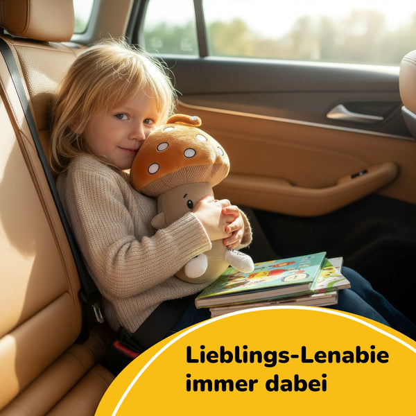 Kleines Mädchen im Auto-Kindersitz mit Lenabie Felix (Pilz) im Arm – das Audio-Kuscheltier als treuer Begleiter unterwegs, perfekt für Hörspiele und Geschichten auf Reisen („Lieblings-Lenabie immer dabei“).